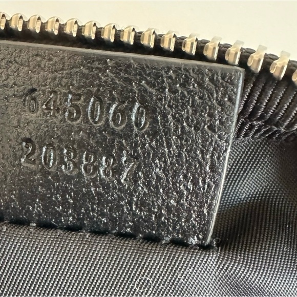 đź’ĄRAREđź’ĄGUCCI OFF THE GRID GIANT GG BLACK POUCH - Picture 4 of 4